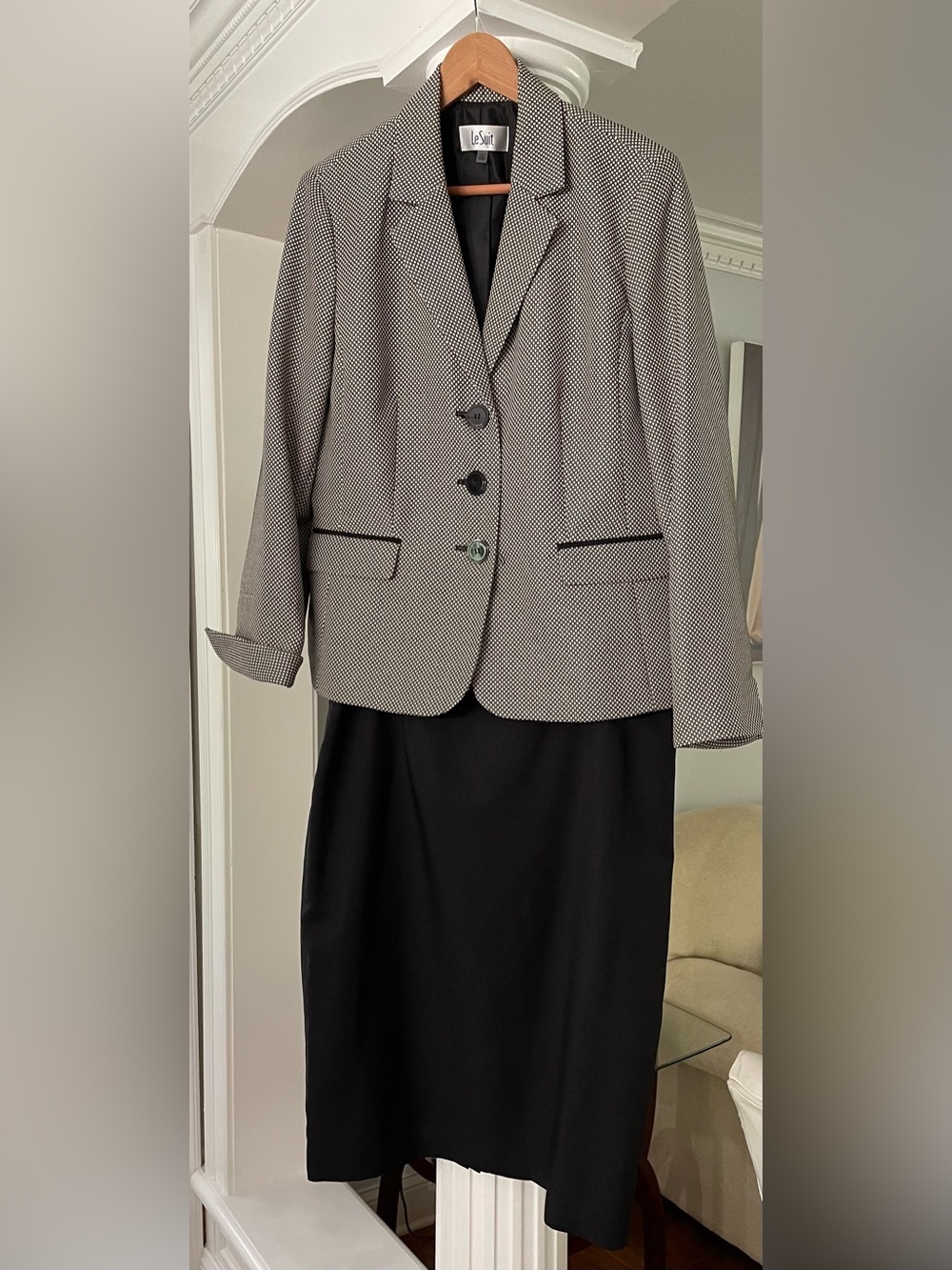Le Suit women’s size 14 black and white two piece skirt suit. Thee buttons front